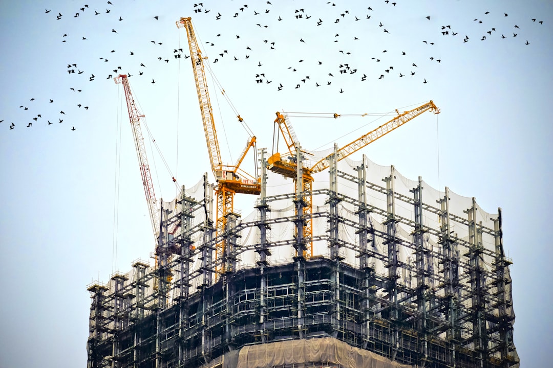 Construire une maison moderne au Maroc low angle photography of cranes on top of building