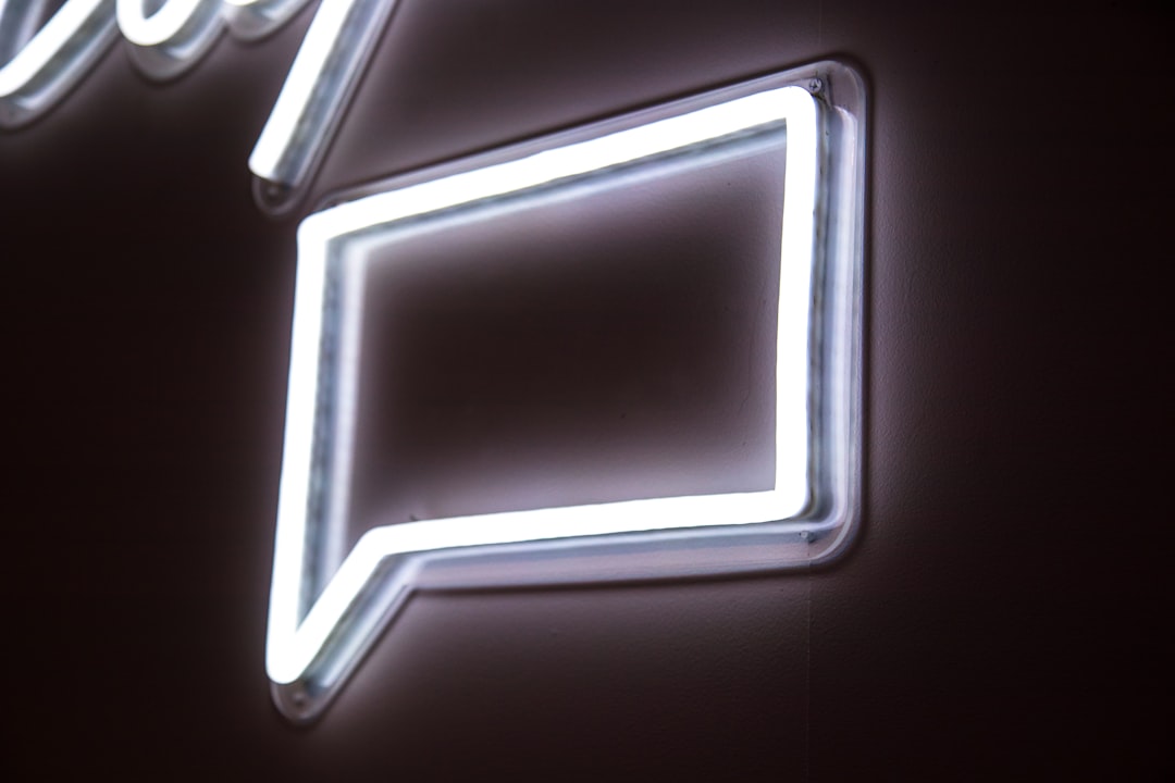 Comment gérer un chantier au Maroc depuis la France white neon light signage on wall