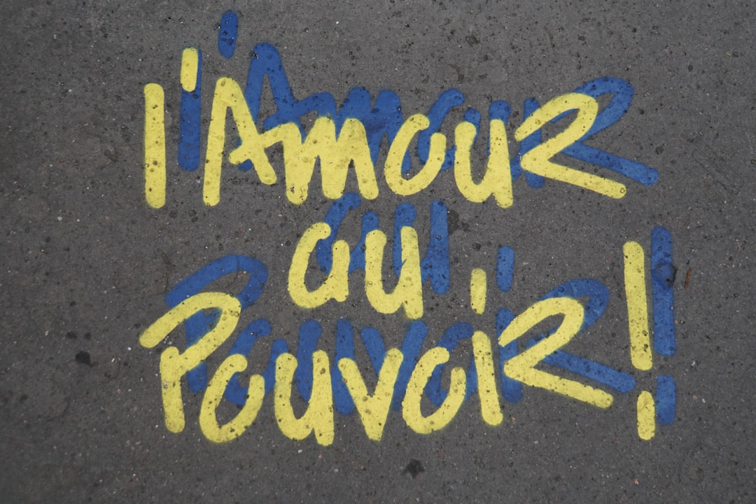 Pourquoi construire au Maroc est un bon investissement a sidewalk that has some writing on it