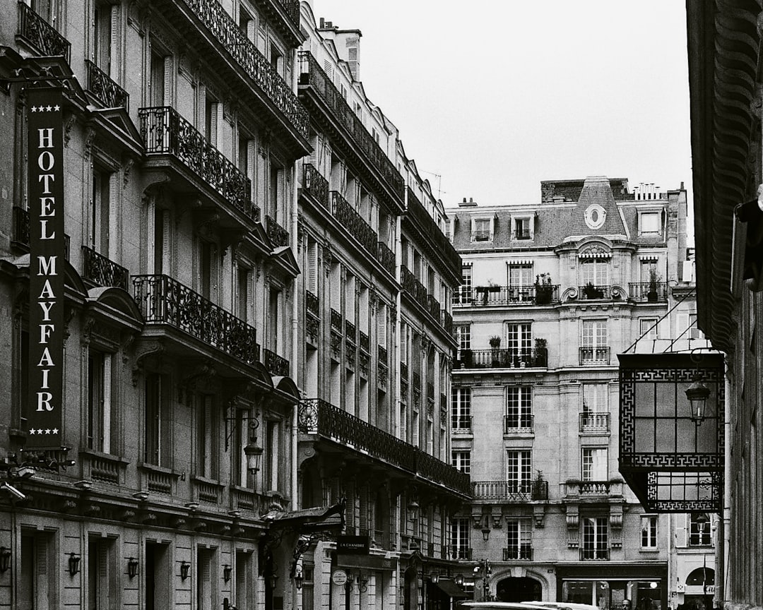 Préparer son retour au Maroc avec une maison neuve a black and white photo of a city street
