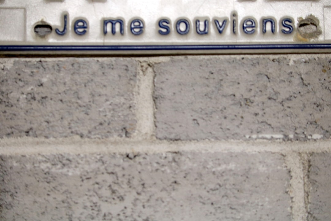 Pourquoi choisir une villa clé en main a close up of a sign on a brick wall