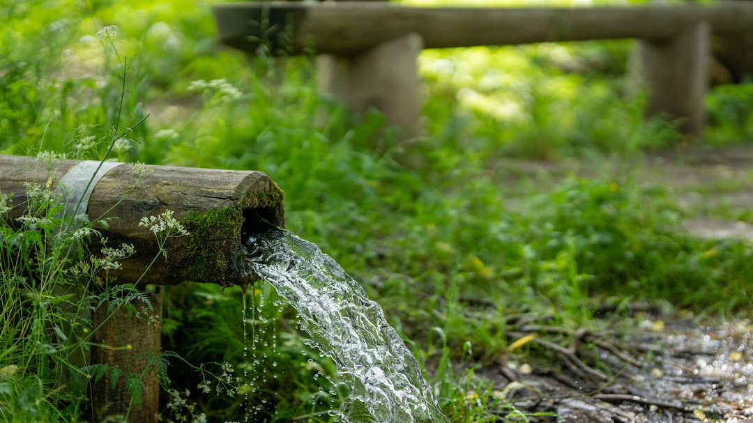 Quelle villa construire au Maroc water flowing through bamboo tube during daytime