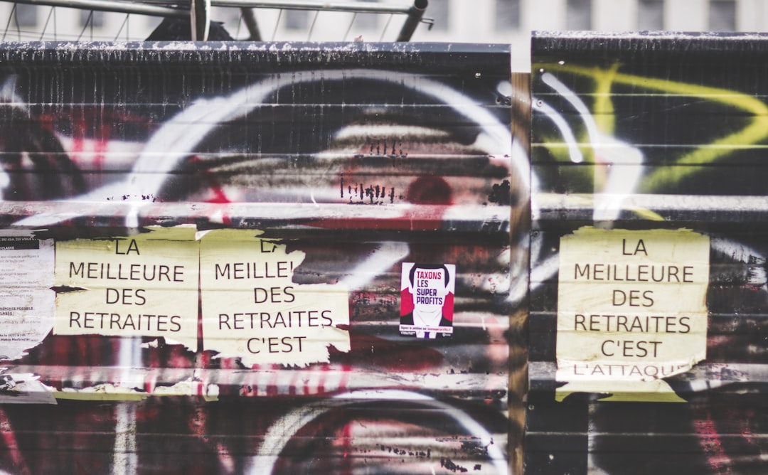 Les meilleures entreprises de construction au Maroc a bunch of signs on a wall covered in graffiti
