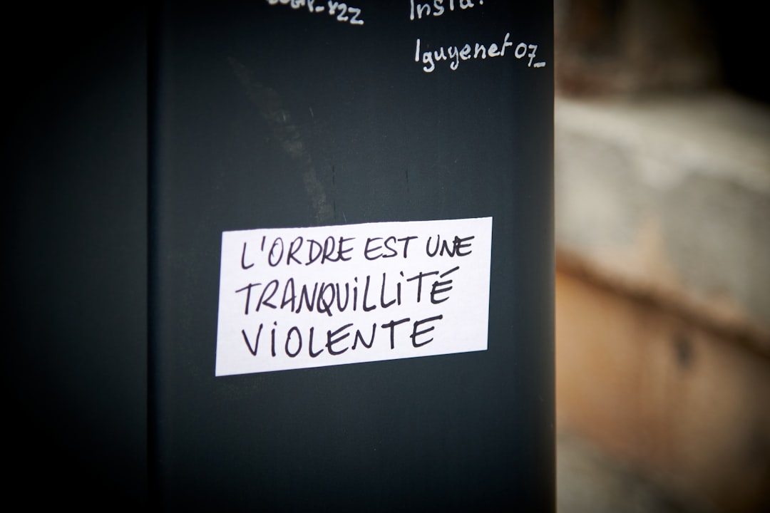 Réalisez votre rêve de construire au Maroc a black refrigerator with a white sticker on it
