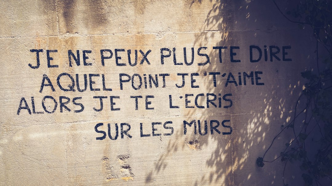 Réalisez votre rêve de construire au Maroc A sign on a wall that says je ne peux pluste dire a