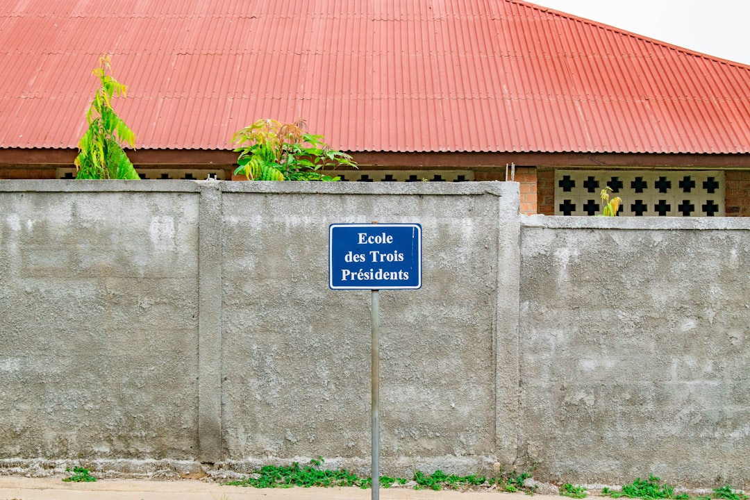 Les meilleurs conseils pour construire au Maroc A blue and white sign sitting on the side of a road